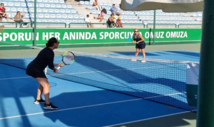  Dr. Yasemin Savaş ve Hülya Avşar’dan gösteri maçı