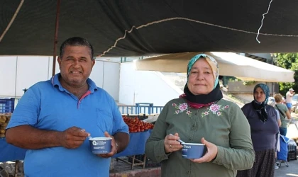 Büyükşehir Belediyesi önünde aşure ikramı