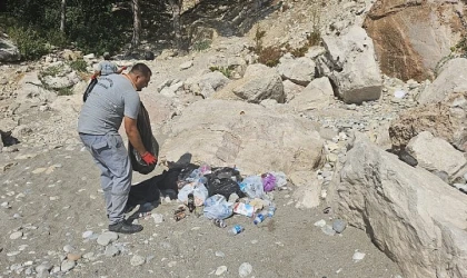 Kemer Belediyesi koylarda temizlik yaptı