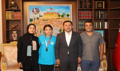 Türkiye Şampiyonu Kılıç’tan Belediye Başkanı Arı’ya ziyaret