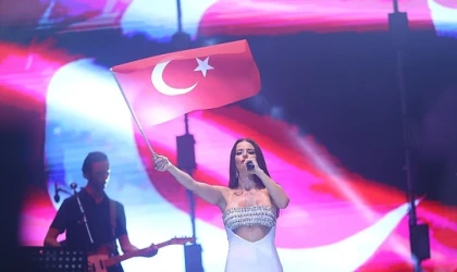 Antalyalılar Zafer Bayramı’nı DJ Mert Aydın ve Simge ile kutladı