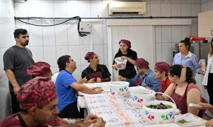 Antalya’da özel çocuklardan bahçeden sofraya zeytin üretimi
