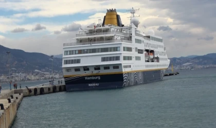 2025 yılının ilk ‘kruvaziyer’ gemisi Alanya İskelesine demirledi