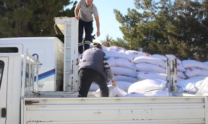 Antalya Büyükşehir’den üreticilere süt yem desteği