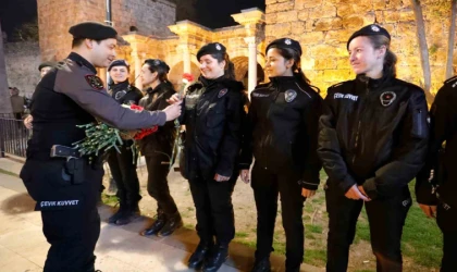 Antalya’da 8 Mart’ta görev yapan kadın polislere karanfil