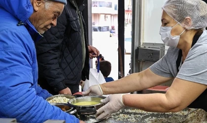 Büyükşehir Mobil Aşevi iftarda vatandaşın yanında