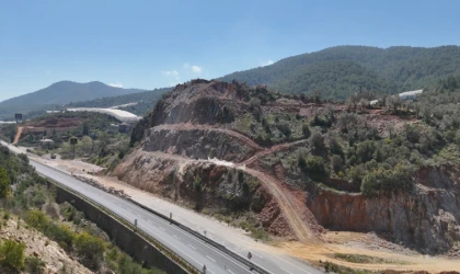 Dinamitle dağda kontrollü patlama yine korkuttu