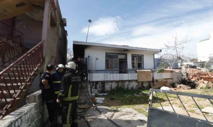 Gecekonduda çıkan yangın ekipleri alarma geçirdi