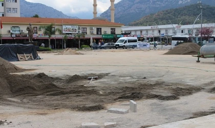 Kemer Cumhuriyet Meydanı turizm sezonuna hazırlanıyor