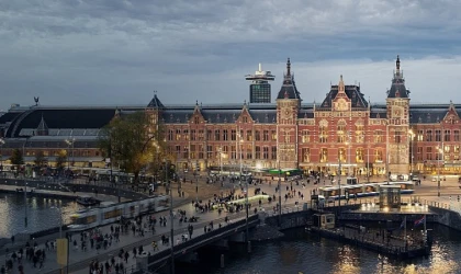 6 Bölümden Oluşan &apos;7/24: Amsterdam Tren İstasyonu’ 12 Mayıs Pazartesi 22.00’de Başlıyor