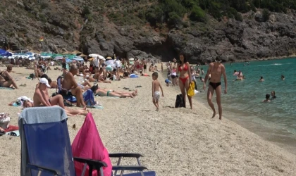 ALANYA”DA TURİSTLER DENİZE AKIN ETTİ