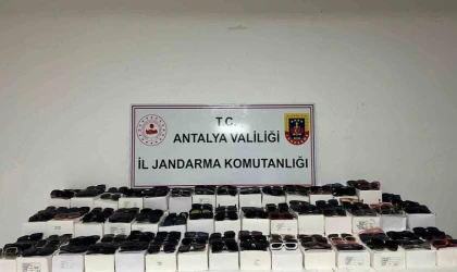 Antalya’nın Aksu ilçesinde durdurulan araçta bin 500 adet kaçak güneş gözlüğü ele geçirildi