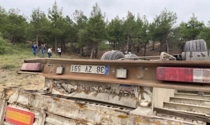 TIR ŞARAMPOLE DEVRİLDİ