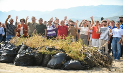 Demre Belediyesi’nden Çayağzı Plajı’nda Temizlik Seferberliği 