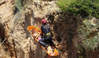 Falezlere inmek isteyen kadın turist ölümden döndü
