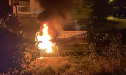 Gazipaşa ilçesinde park halinde alev alan kamlyon yandı.
