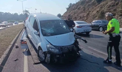 Karşı şeride geçip tur aracına çarptı: 3 yaralı