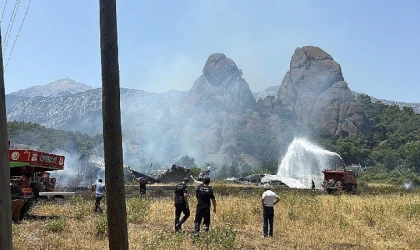 Kemer’de çalılık alanda yangın