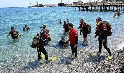 Kemer’de deniz dibi ve sahil temizliği etkinliği