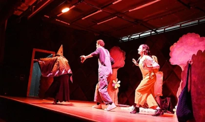 Minik öğrencilerin tiyatro keyfi