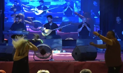 Antalya’daki festivalde sahnede ilginç an: Dron sanatçının kafasına çarptı