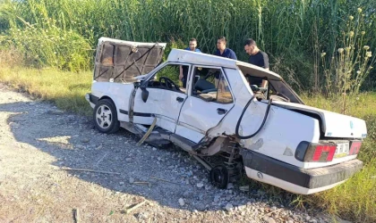 Tur midibüsüyle çarpışan Tofaş hurdaya döndü, sürücü yaralandı