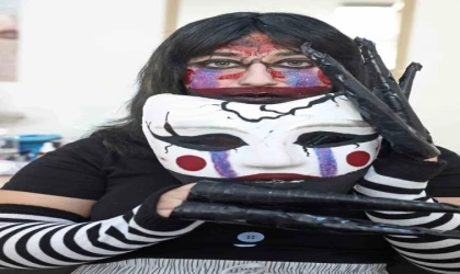Antalya’da görenleri ‘korkutan’ makyaj
