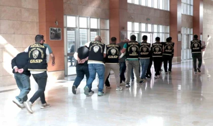 Antalya’da iş yerine zarar veren 10 şahıs tutuklandı