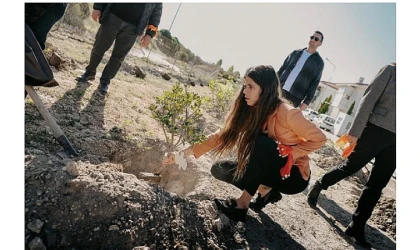 Çeşme’de 411 fidan, binlerce adım, tek bir söz: “İstanbul Sözleşmesi yaşatır”