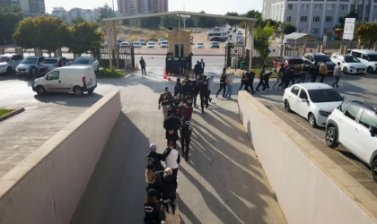 Sosyal medyadan sahte kadın profiliyle kandırdıkları erkeklere eğlence mekanında 10 kat hesap ödetmişler