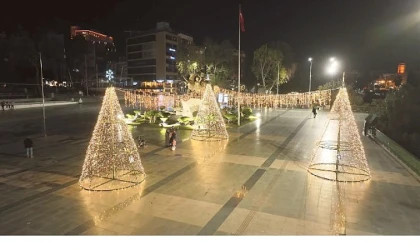 Büyükşehir Belediyesi Antalya’yı süslüyor