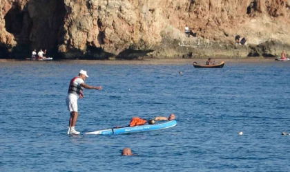 Karlı dağların gölgesinde 20 derecelik sıcak havada deniz keyfi yaptılar