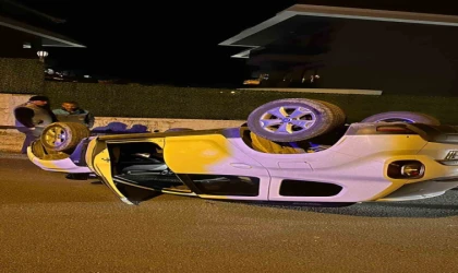 Alanya’da beton bariyerlere çarpan otomobil takla attı: 1 yaralı