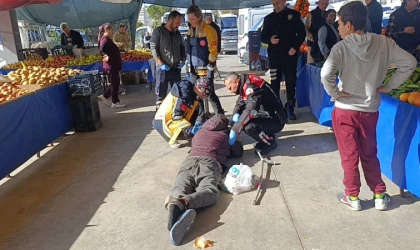 Alkolün etkisiyle pazaryerinde sızdı, vatandaşlar uyandıramayınca polis ve sağlık ekipleri müdahale etti