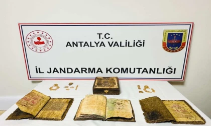 Antalya’da durdurulan araçtan tarihi kitap ve tarihi eser çıktı