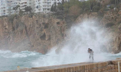 FIRTINA ÇATILARI UÇURDU!