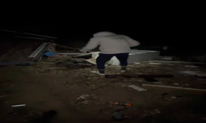 Hortumun savurduğu konteynerdeki yaralı adamın bulunduğu anların görüntüsü çıktı