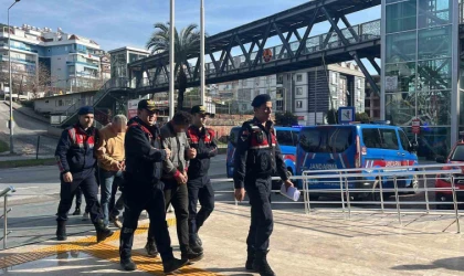 Jandarmayı görünce çaldıkları avokadoları bırakıp kaçtılar