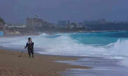 SAHİLDE DEFİNE ARADILAR