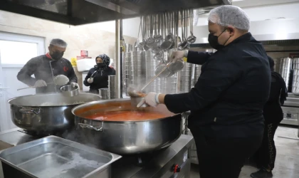 Saniye Caran"dan Vatandaşlara Sıcak Yemek Desteği