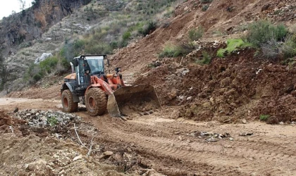 Antalya Büyükşehir Belediyesi ekiplerinden yol mesaisi