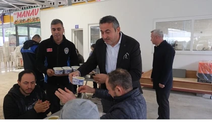 Başkan Topaloğlu’ndan pazar esnafına çorba ikramı