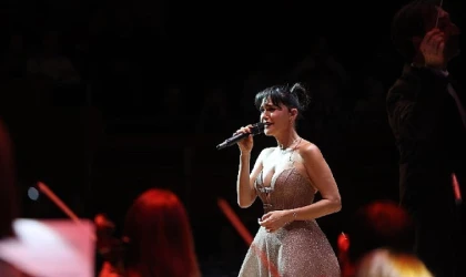 Şevval Sam hem söyledi hem yönetti