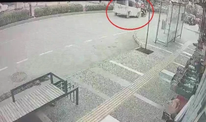 Yayalara yol veren motosiklete otomobilin çarptığı anlar kamerada: 1 yaralı