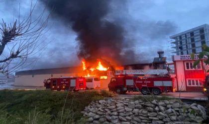 Antalya’da inşaat malzemeleri deposunda yangın