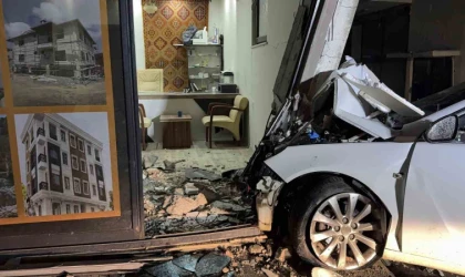 Gazipaşa’da otomobil iş yerine girdi: 3 yaralı