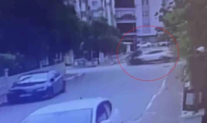 Antalya’da 2 polis memurunun yaralandığı kaza anı kameraya yansıdı