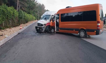 Antalya’da tur minibüsleri çarpıştı, 13 turist yaralandı