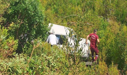 5 metreden şarampole yuvarlanan otomobildeki 2 kişi yaralandı