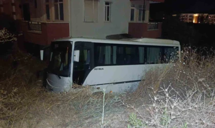 Antalya’da midibüs otomobille çarpıştı: 6 yaralı